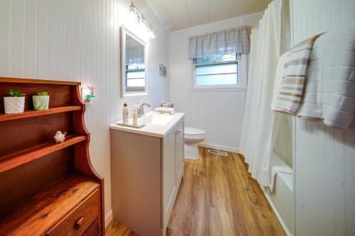 La salle de bains est pourvue d'un lavabo, de toilettes et d'une douche. dans l'établissement Mayville Vacation Rental - Walk to Chautauqua Lake, à Mayville