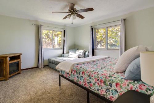 een slaapkamer met 2 bedden en een plafondventilator bij Spacious Reno Vacation Rental about 3 Mi to MidTown! in Reno
