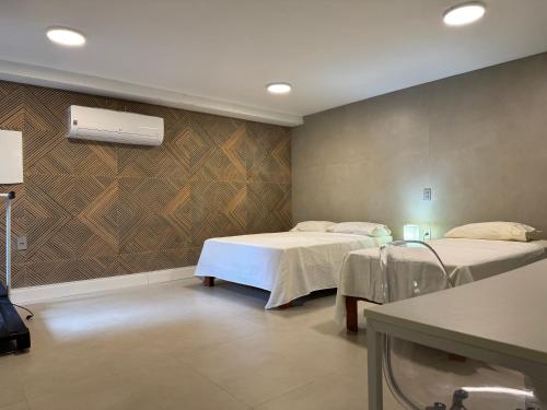 Habitación hospitalaria con 2 camas y radiador en OKA Praia Cabeçudas & SPA, en Itajaí