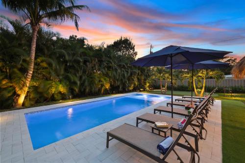 Kolam renang di atau dekat dengan Hideaway Palms
