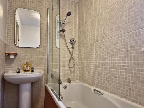 a bathroom with a shower and a sink and a tub at Cosy 2 double bed property in Milton in Milton