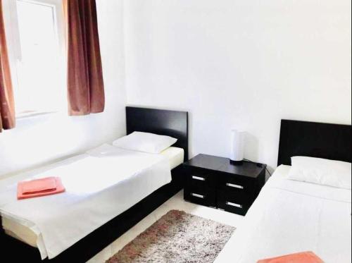 een slaapkamer met 2 bedden en een raam bij Monte Star apartments in Budva