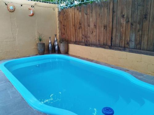a blue tub in a backyard with a wooden fence at Casa Mali, zona centro, con piscina, asador y muy amplia in Ciudad Valles