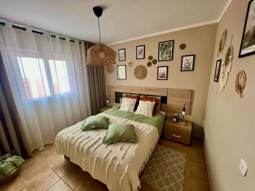 Un dormitorio con una cama con sábanas verdes y una ventana en Casilla Bubo, en Costa de Antigua