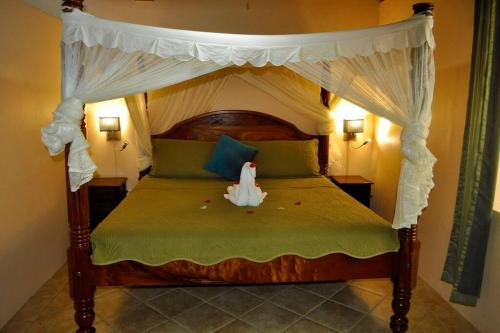 una camera con letto a baldacchino e unicorno di The Still Beach Resort-Room 5 a Soufriere