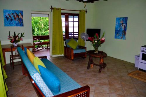 un soggiorno con divano e un soggiorno con di The Still Beach Resort-Room 5 a Soufriere