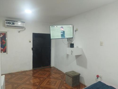 um ecrã de projecção na parede de um quarto em Mini Suite em Manta