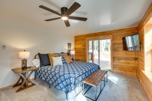 een slaapkamer met een bed en een plafondventilator bij Private Ski-Out Angel Fire Cabin Wraparound Porch in Angel Fire