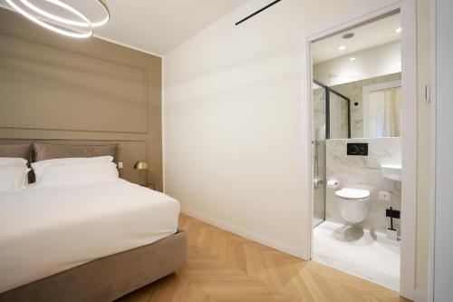una camera con letto e un bagno con doccia di Luxury apartment - KUKI STAY Ponte Vecchio a Firenze