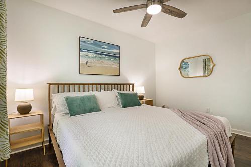 Ένα ή περισσότερα κρεβάτια σε δωμάτιο στο Steps to Beach & Downtown! Cozy Beach Bungalow #4