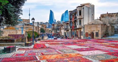 een straat met kleurrijke tapijten in de stad bij Du Port Boutique Hotel in Baku