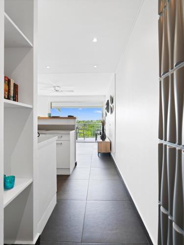 Η κουζίνα ή μικρή κουζίνα στο Newly Renovated 1 Bedroom Condo With Amazing Seaview! Beachfront Pool!