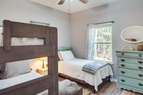 een slaapkamer met een stapelbed en een dressoir bij Lake Sam Rayburn Home Resort Access, Near Fishing in Brookeland