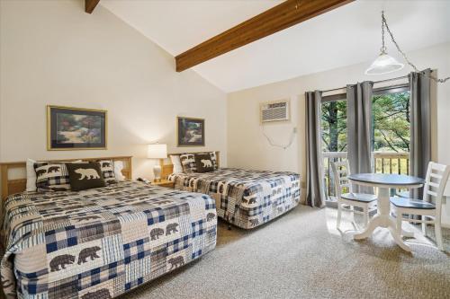 Gallery image of Cedarbrook Two Queen Bed Standard Hotel Room with outdoor heated pool 104 in Killington