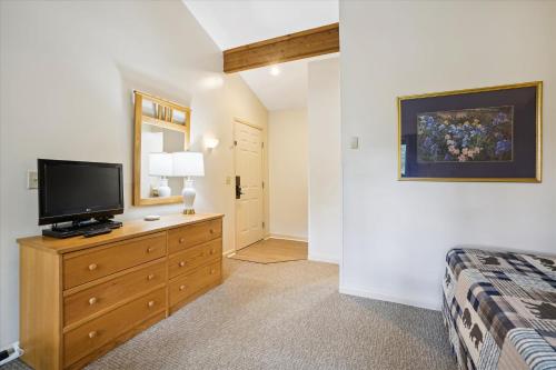Gallery image of Cedarbrook Two Queen Bed Standard Hotel Room with outdoor heated pool 104 in Killington