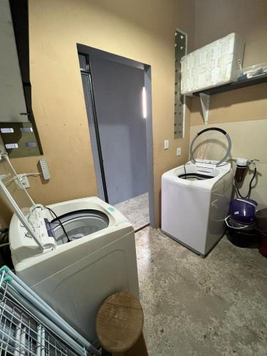 a bathroom with a washing machine and a washer at STUDIO 304 | WIFI 600MB | RESIDENCIAL JC, um lugar para ficar. in Belém