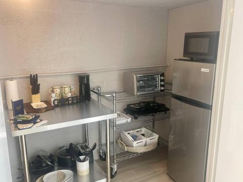 una cocina con nevera y microondas en 1BR 1BA in Tallahassee Midtown close to FAMU, FSU and TMH, en Tallahassee