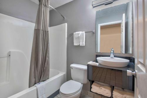 La salle de bains est pourvue d'un lavabo, de toilettes et d'un miroir. dans l'établissement Studio 6-Pascagoula, MS, à Pascagoula