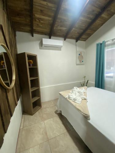 um quarto com uma cama, uma janela e uma prateleira em Cabañas Litos #1 em La Fortuna