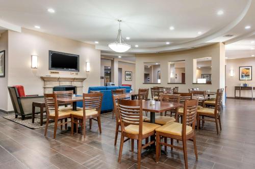 Μια τηλεόραση ή/και κέντρο ψυχαγωγίας στο Comfort Inn & Suites Van Buren - Fort Smith