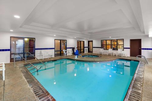 a large swimming pool in a hotel room at Comfort Suites Vacaville-Napa Valley Area in Vacaville