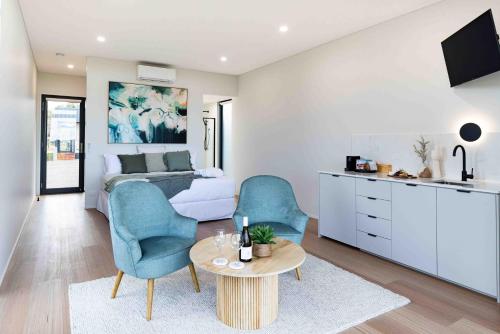 sala de estar con cama, mesa y sillas en Mt Duneed Estate en Mount Duneed