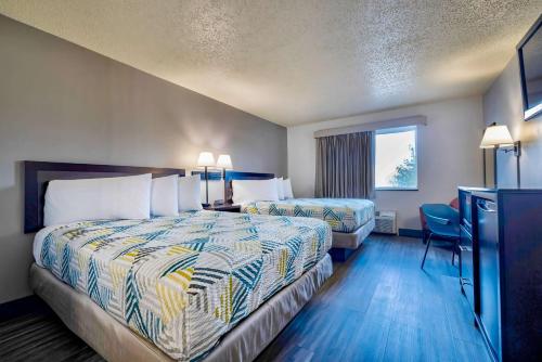um quarto de hotel com duas camas e uma janela em Motel 6 Stuart, Ia em Stuart