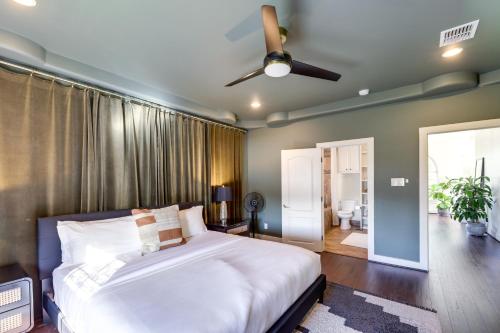 เตียงในห้องที่ Vibrant Austin Vacation Home with Furnished Patio