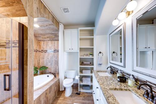 ห้องน้ำของ Vibrant Austin Vacation Home with Furnished Patio