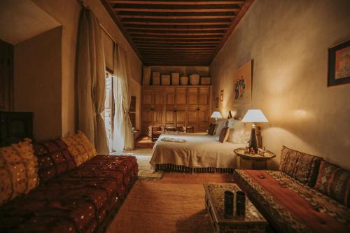 ein Wohnzimmer mit einem Bett und einem Sofa in der Unterkunft Riad Samsara in Marrakesch