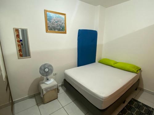 um pequeno quarto com uma cama e uma ventoinha em Expo São Paulo - Jd. Zoo - Autódromo de Interlagos em São Paulo