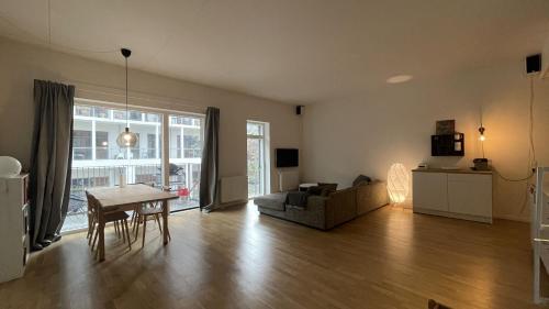 sala de estar con mesa y sofá en ApartmentInCopenhagen Apartment 1573, en Copenhague