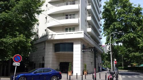 Un coche azul aparcado delante de un edificio en Private Studio - Paris - La Défense, en Courbevoie