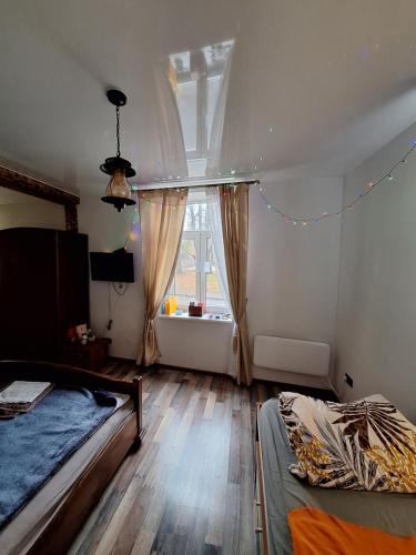 een slaapkamer met 2 bedden en een raam bij Dante? No, it's Dunte! in Rīga