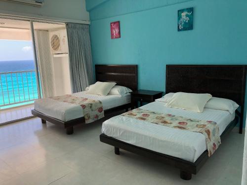 Кровать или кровати в номере Beautiful Beach Front Pent House in Cancun!!!