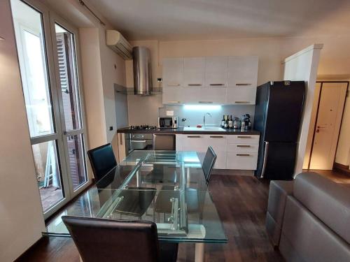 una mesa de cristal en medio de una cocina en Your Happy Home en Roma