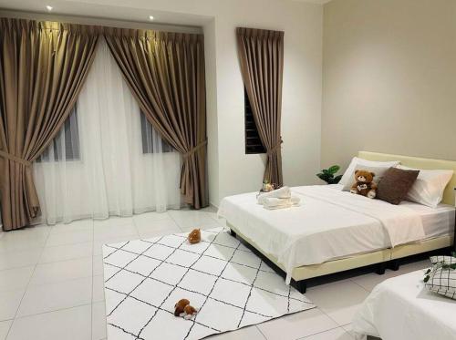 un dormitorio con dos ositos de peluche sentados en una cama en Kluang 4 bedrooms 4 bathrooms, en Keluang