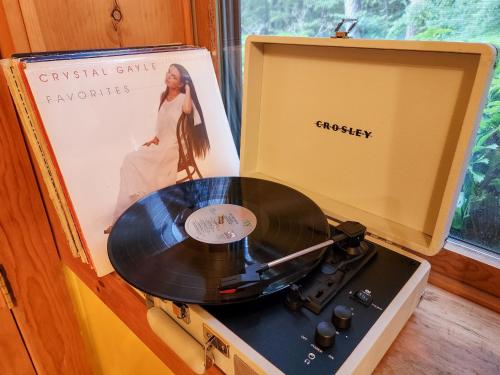a turntable sitting next to a sign and a cd at Belleayre Lodge in Pine Hill