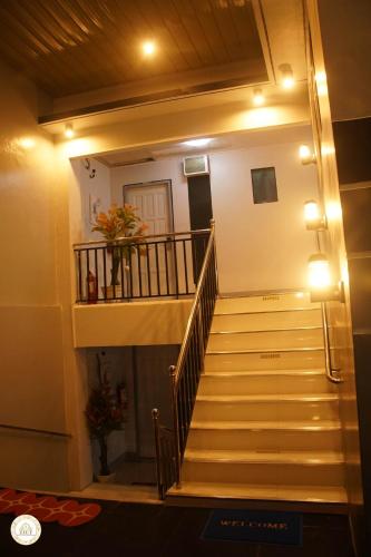 Una escalera en un edificio con luces. en Ziet Hotel, en Mambajao
