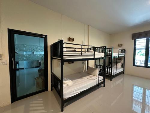 Imagen de la galería de Koh Jum Bungalow & Hostel, en Ko Jum