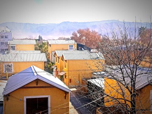 un groupe de bâtiments avec de la neige sur les toits dans l'établissement "C" SPACIO HOSTEL - Habitación Compartida por separado para femenino o masculino-, à Mendoza