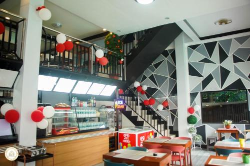 ein Fast-Food-Restaurant mit roten Ballons an der Wand in der Unterkunft Ziet Hotel in Mambajao