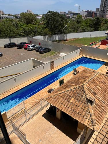 an overhead view of a large swimming pool at Apartamento em águas claras in Águas Claras