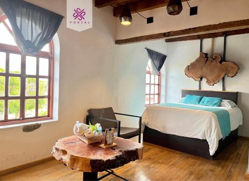 een slaapkamer met een bed en een tafel bij Hotel Portal & Suites in Ciudad Hidalgo