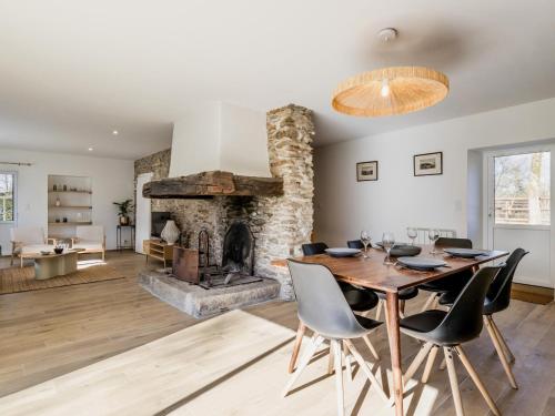 un salon avec une table et une cheminée dans l'établissement Gîte charmant, spacieux, à 15 km de Nantes, 2 chambres, terrasse, parking, animaux acceptés - FR-1-306-1238, à Mauves-sur-Loire
