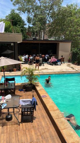 una piscina con una persona en el agua en La Familia Hotel en Puerto Iguazú