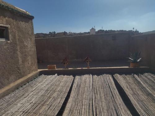 Hostel riad Dar lala sofia في فاس: اطلالة على سطح مبنى