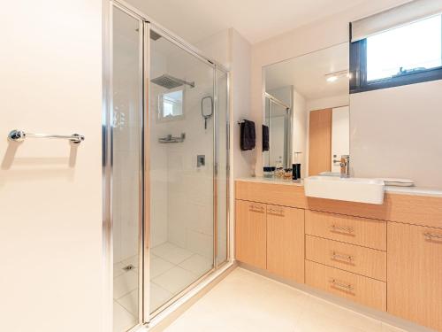 a bathroom with a shower and a sink at City Lifestyle right in the heart of Hobart in Hobart