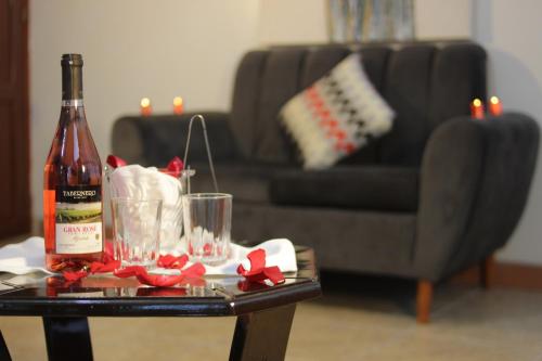 Hostal DRABA في ليما: زجاجة من النبيذ على طاولة في غرفة المعيشة