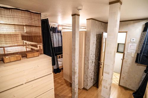una camera con armadio e una stanza con porta di 久宿　白川 a Kyoto